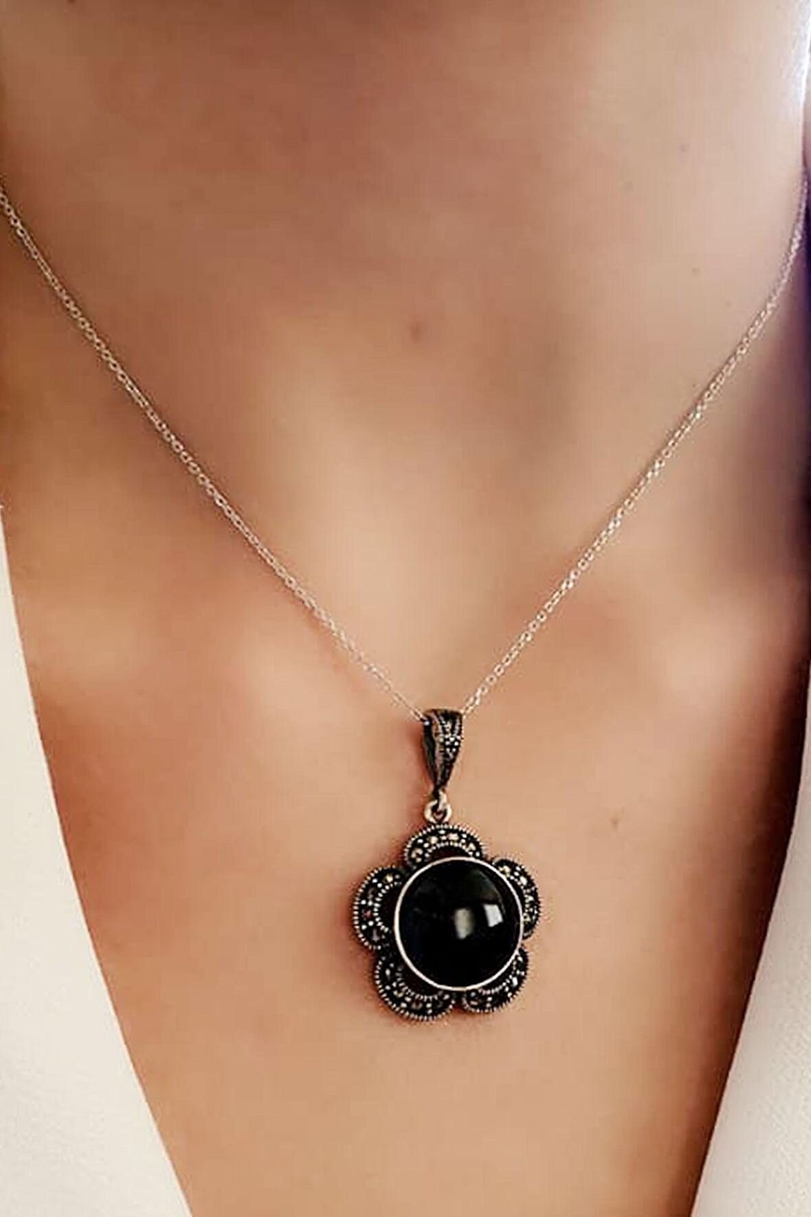 Oniks taşlı 925 ayar gümüş markazit taş detaylı çiçek kolye 