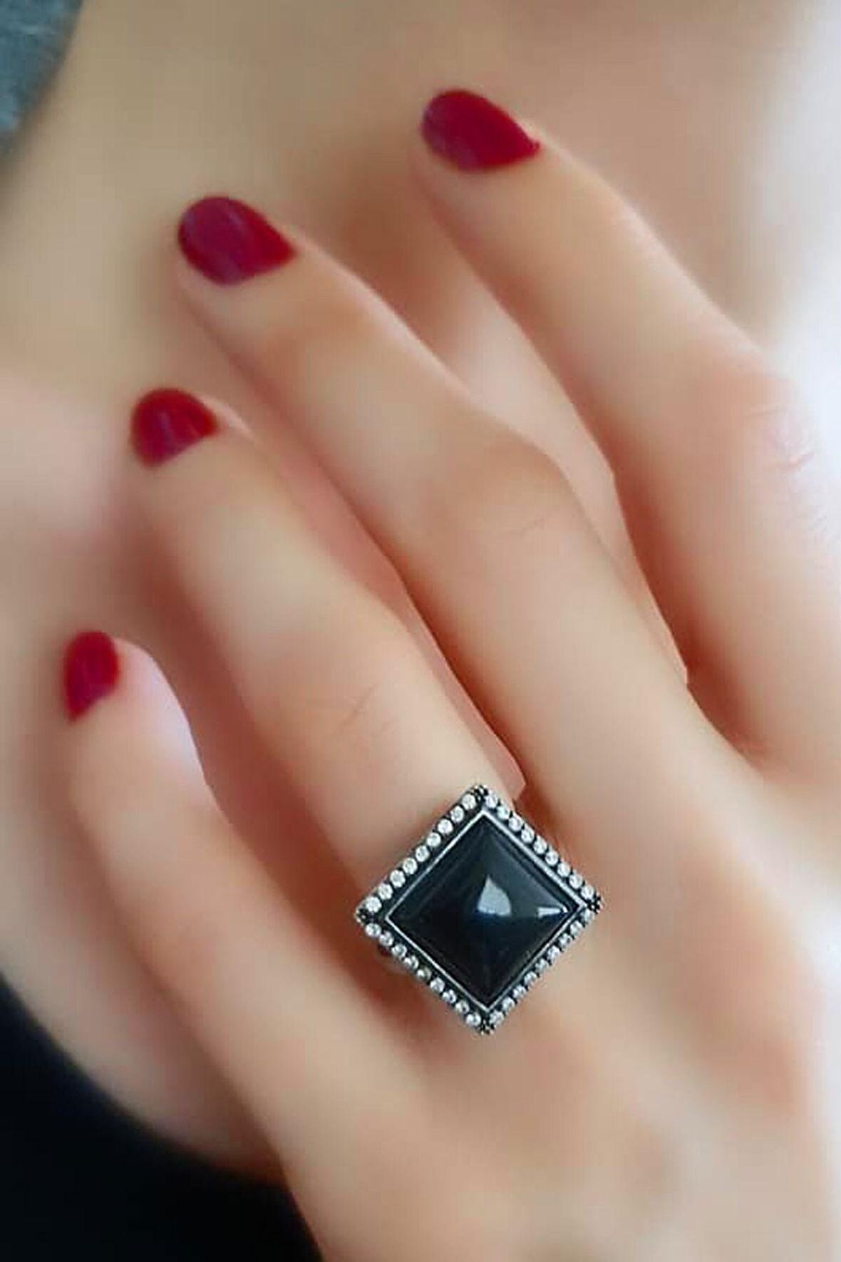 Oniks taşlı zirkon taş detaylı 925 ayar gümüş kare yüzük