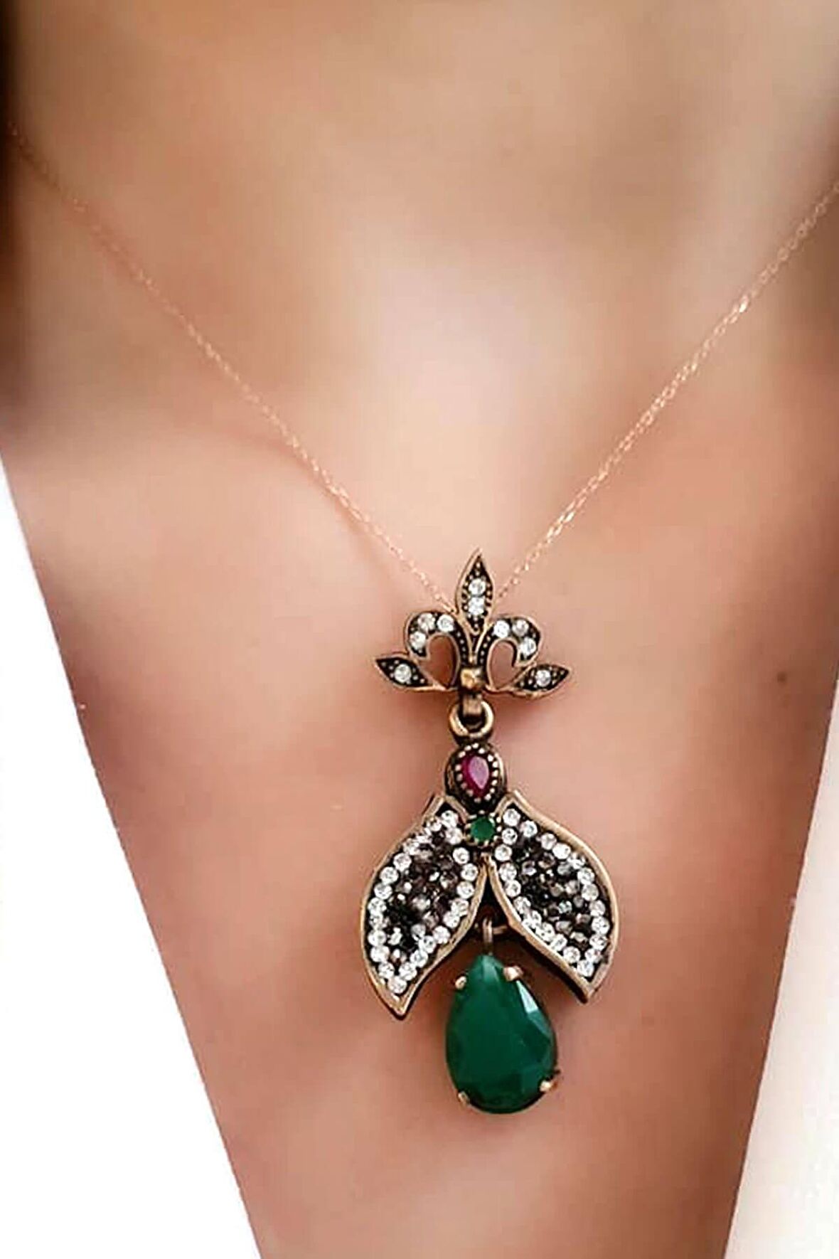 Kök zümrüt taşlı swarovski taş detaylı 925 ayar gümüş otantik kolye 