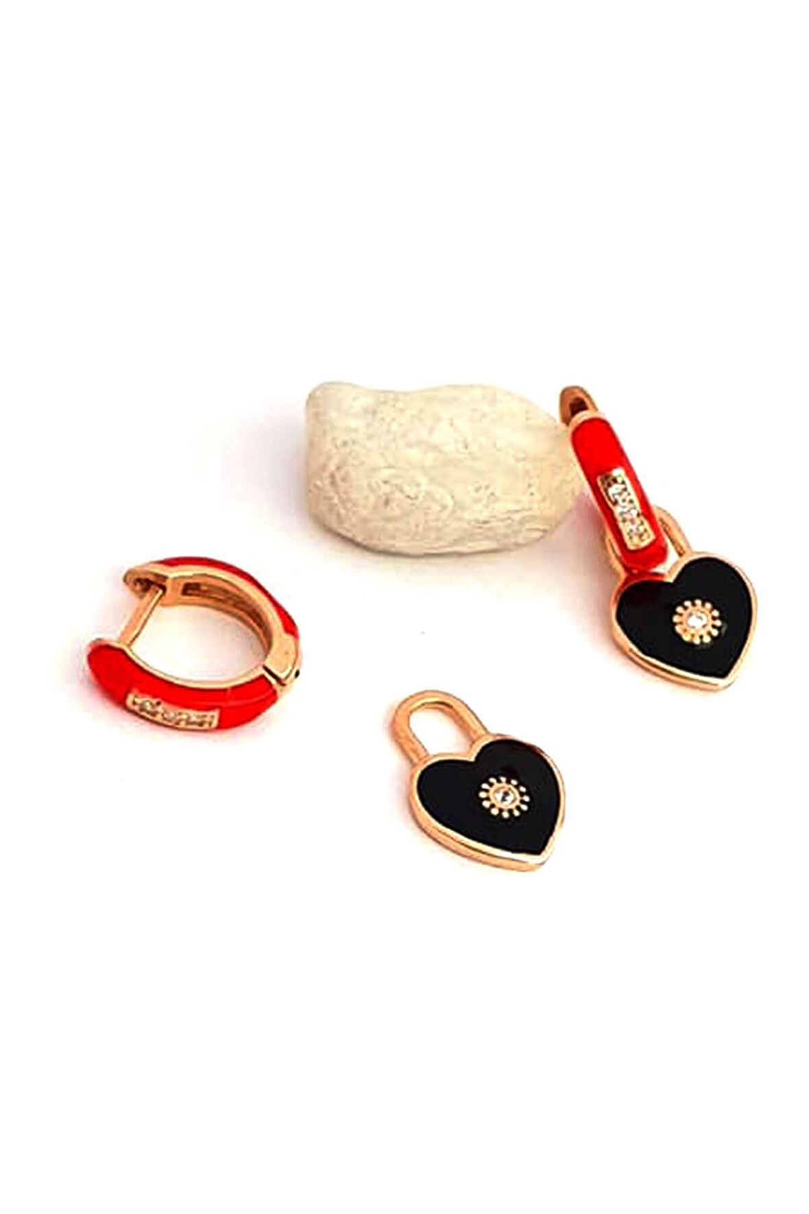 Kalp figürlü 925 ayar gümüş mineli trend küpe