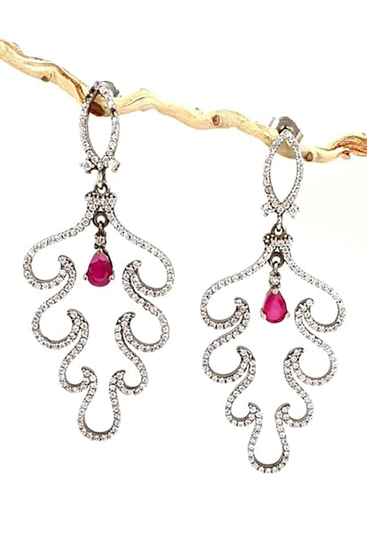 pırlanta ışıltısında zirkon taşlı 925 ayar gümüş lüks küpe 