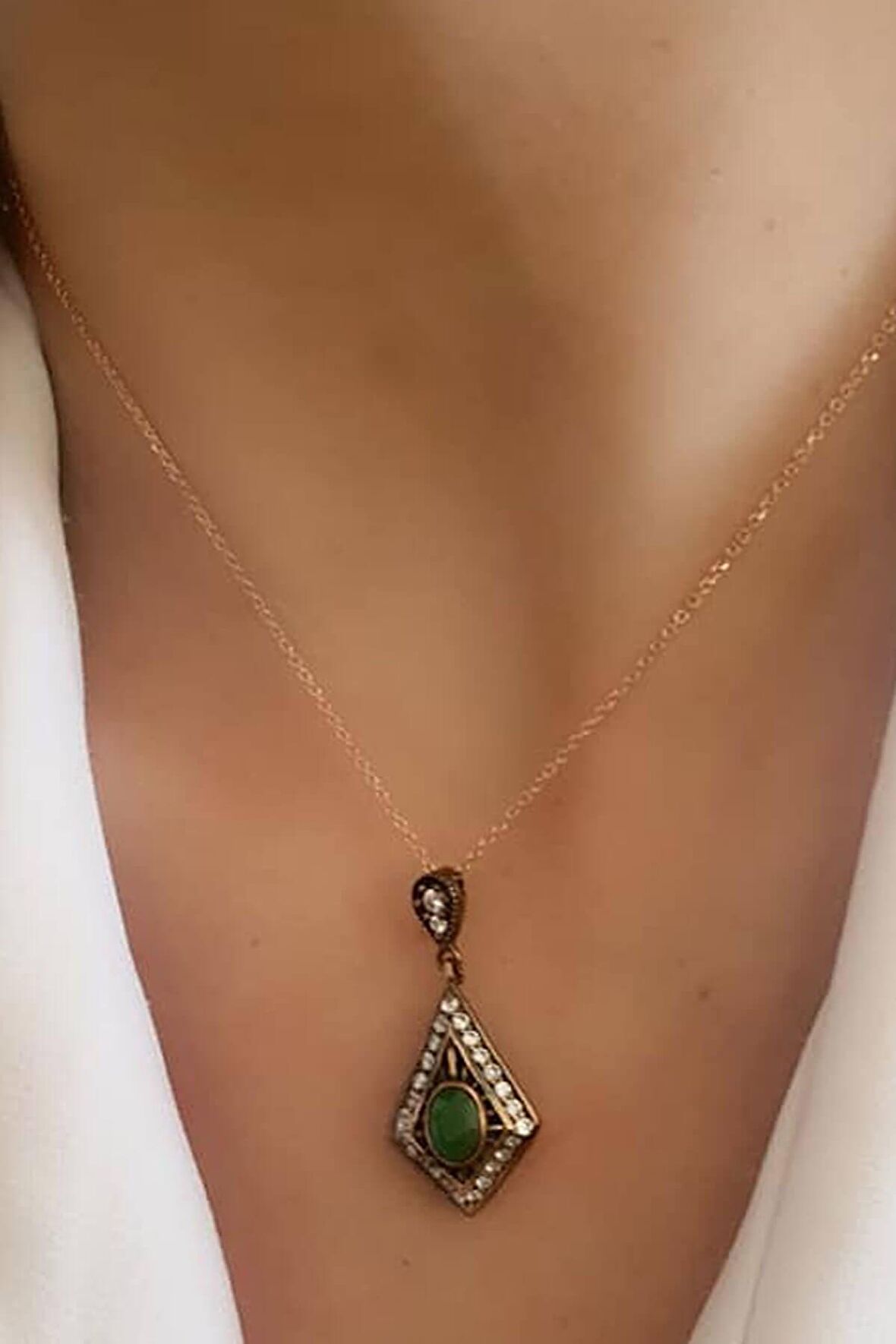 Kök zümrüt taşlı 925 ayar gümüş otantik kolye 