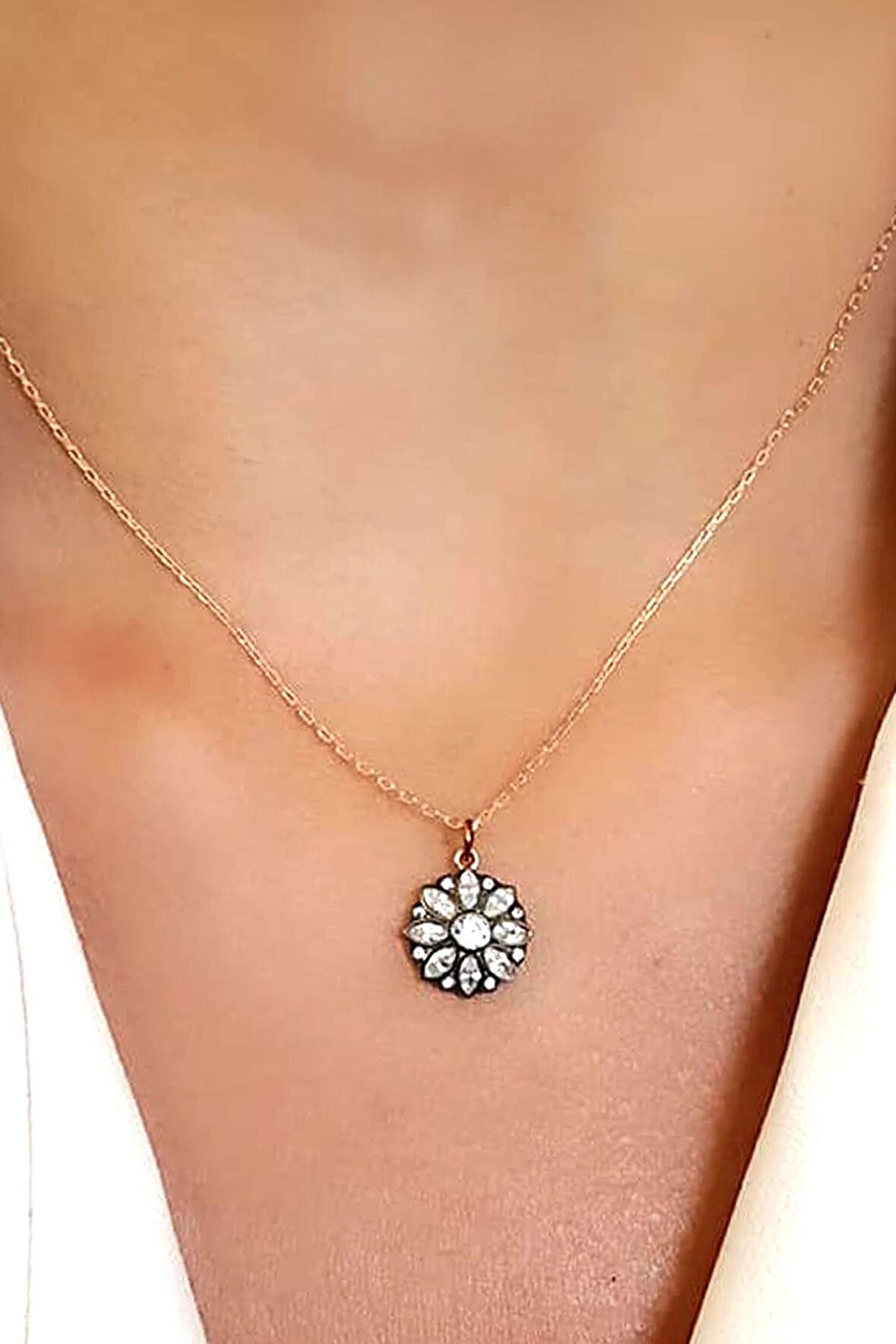 Elmas işçiliğinde zirkon taşlı 925 ayar gümüş tasarım kolye 