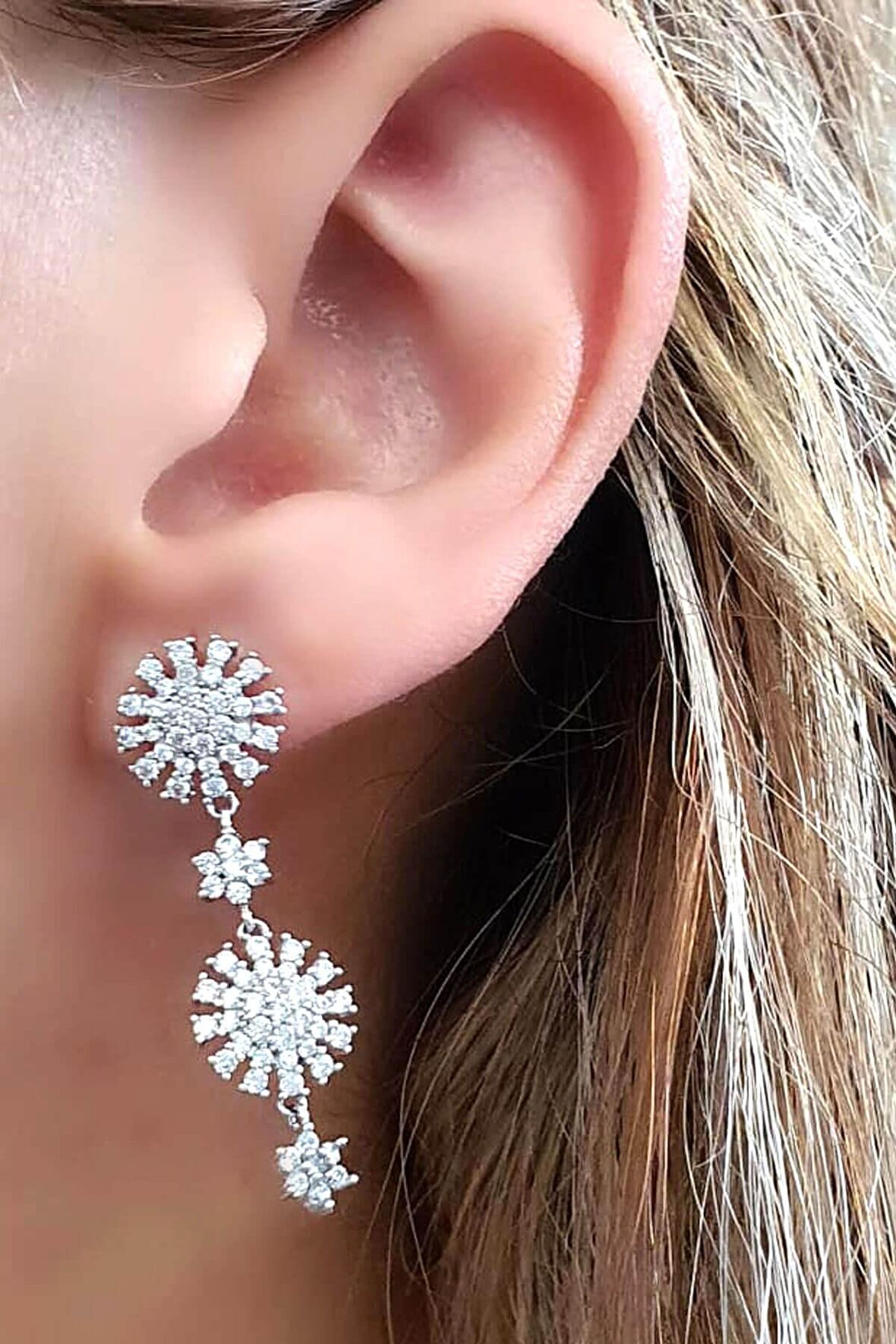 Pırlanta ışıltısında zirkon taşlı 925ayar gümüş kar tanesi figürlü küpe 