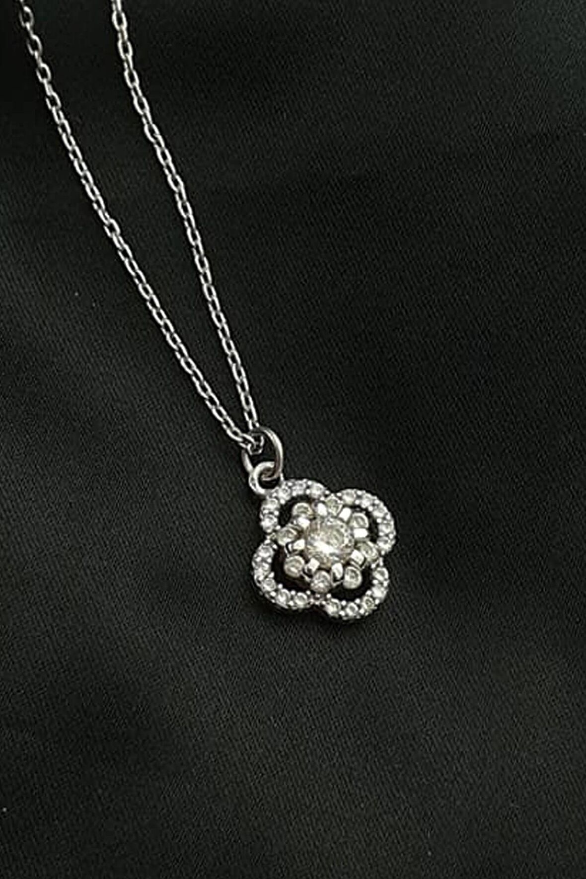 Zirkon taşlı 925 ayar gümüş minimal çiçek kolye