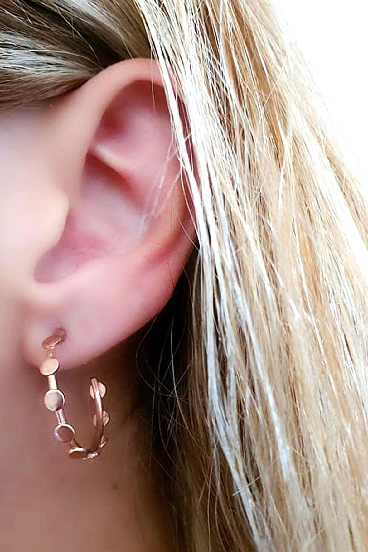 925 ayar gümüş rose pullu yarım halka küpe