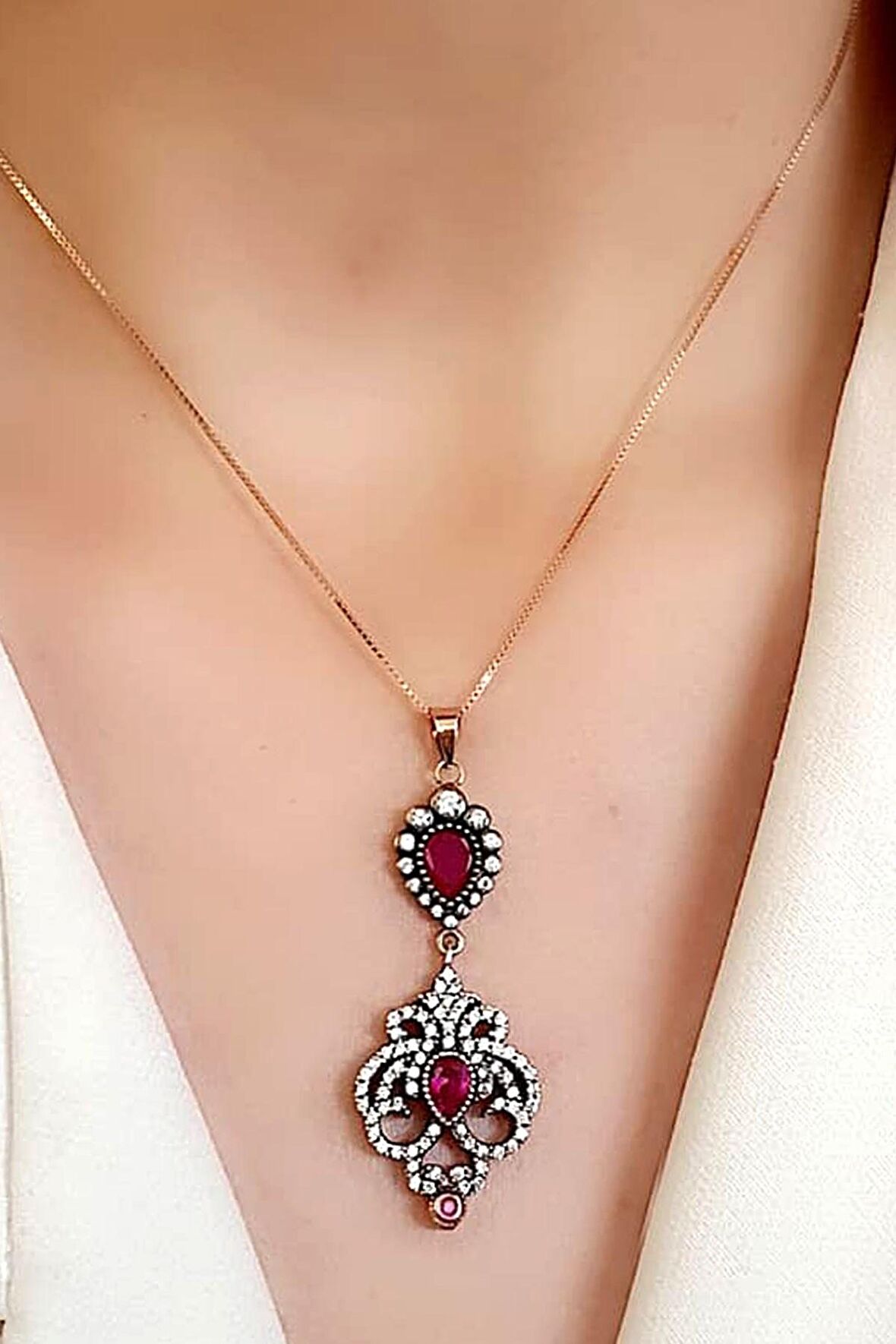 Elmas isciliginde zirkon taşlı ve Kök yakut taşlı 925 ayar gümüş rose otantik kolye