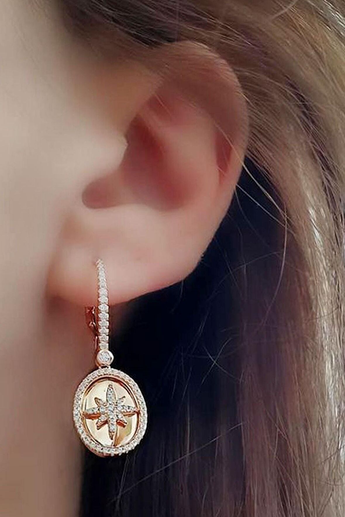 İtalyan tasarımı 925 ayar gümüş rose pırlanta ışıltısında zirkon taşlı kutup yıldızı plaka küpe