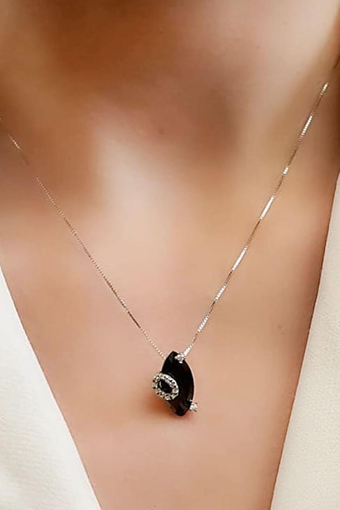 Oniks taşlı zirkon taş detaylı 925 ayar gümüş mekik kolye 