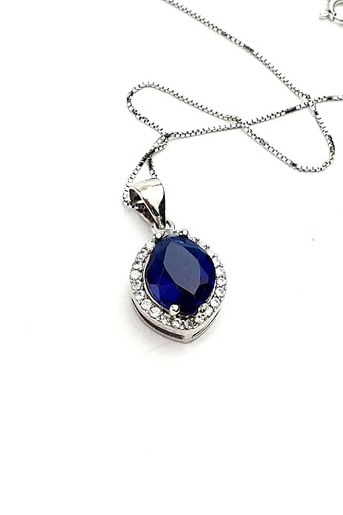 Lacivert zirkon taşlı pırlanta ışıltısında zirkon taş detaylı 925 ayar gümüş mekik kolye