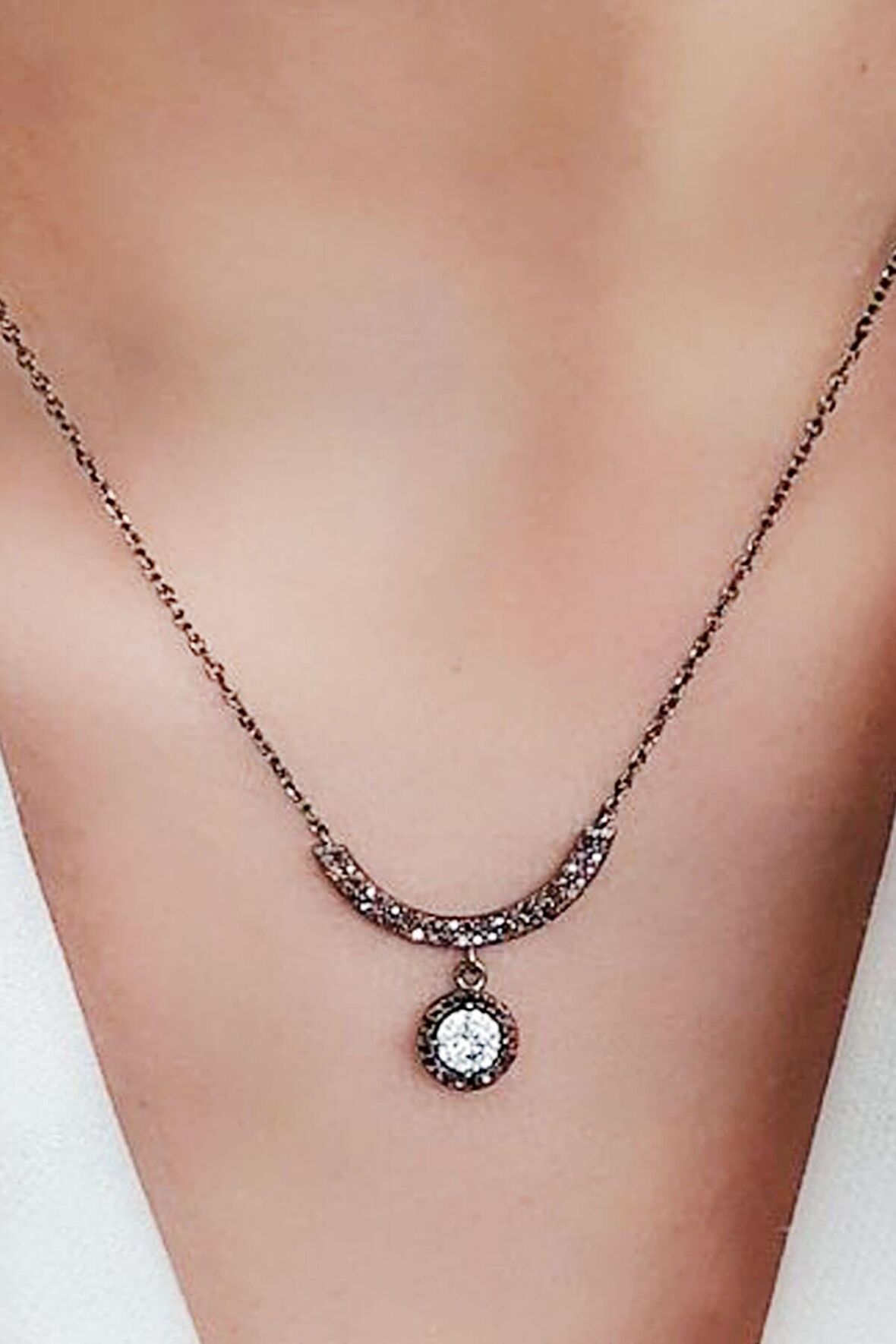 İtalyan tasarımı pırlanta ışıltısında zirkon taşlı granat taş detaylı siyah rodajlı 925 ayar gümüş lüks kolye