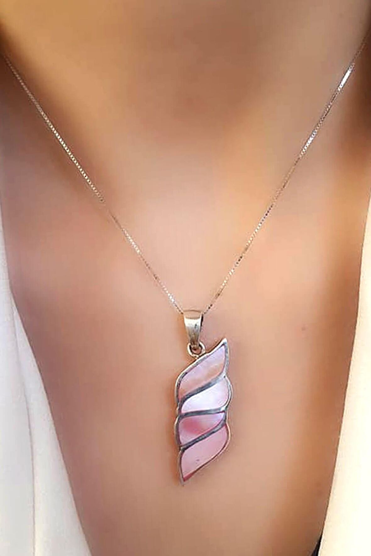 Pembe sedef taşlı 925 ayar gümüş modern kolye
