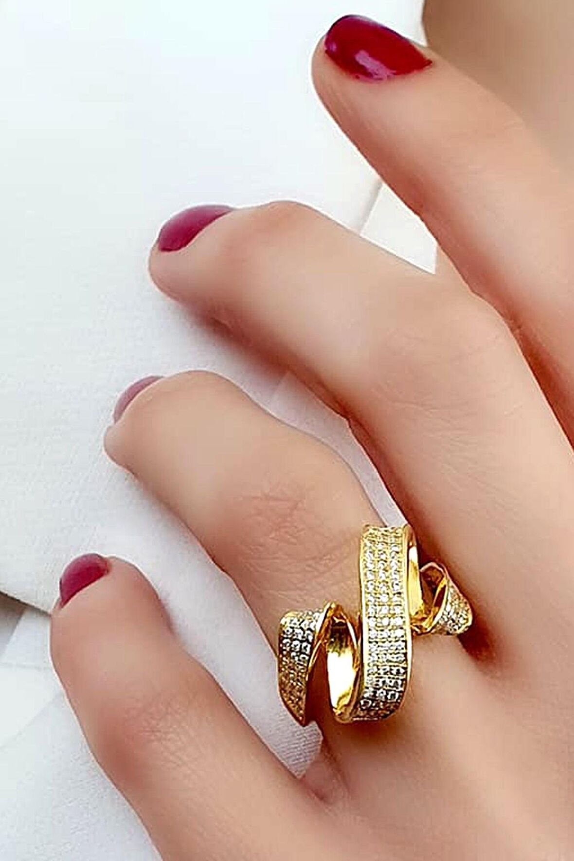 Zirkon taş detaylı italyan tasarımı gümüş üzerine altın kaplama modern yüzük 