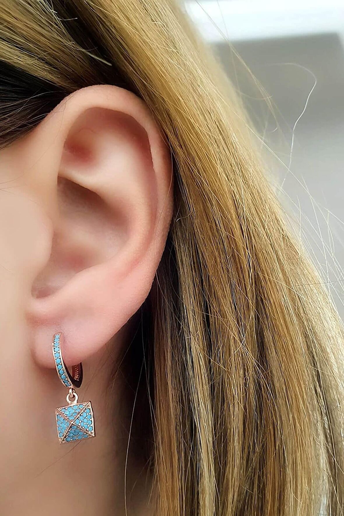 Turkuaz Taşlı 925 ayar Gümüş Üç Boyutlu Küp küpe