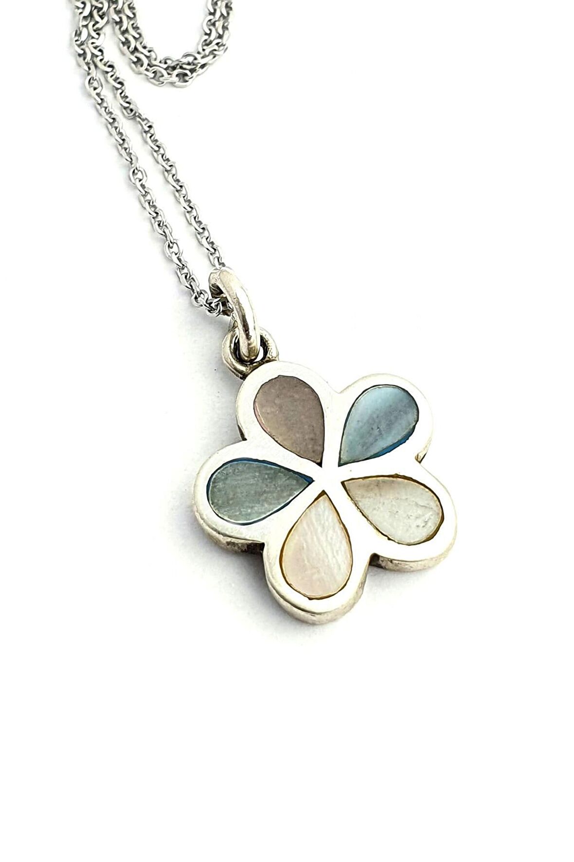 Sedef Taşlı 925 ayar Gümüş Çiçek Figürlü Kolye 