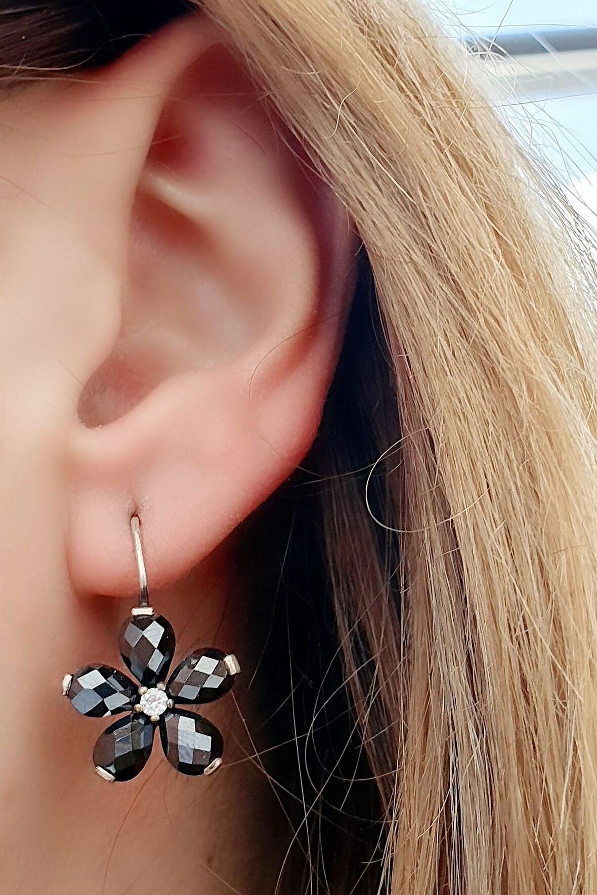 Oniks Taşlı 925 ayar Gümüş çiçek küpe