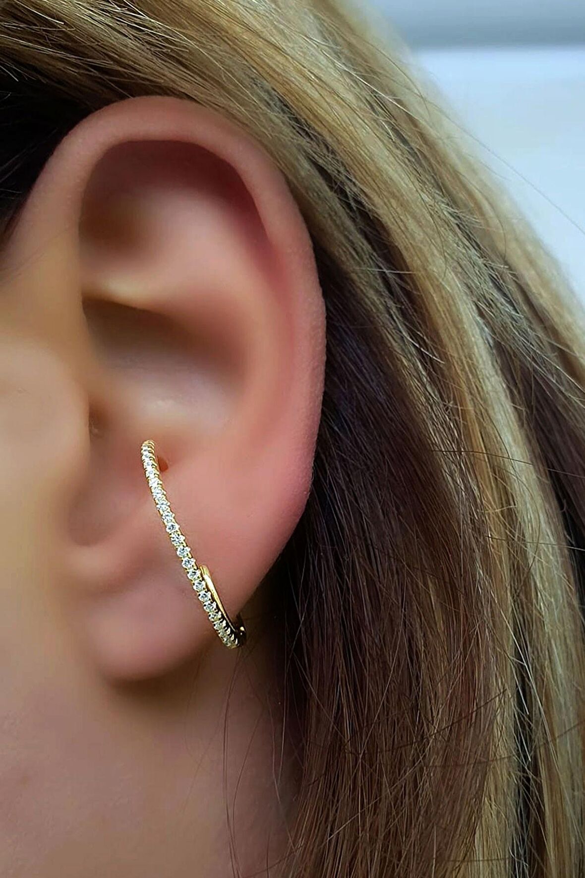 Zirkon Taş Detaylı 925ayar Gümüş Üzerine Altın Kaplama Trend Tasarım Yay Tek Halka Küpe 