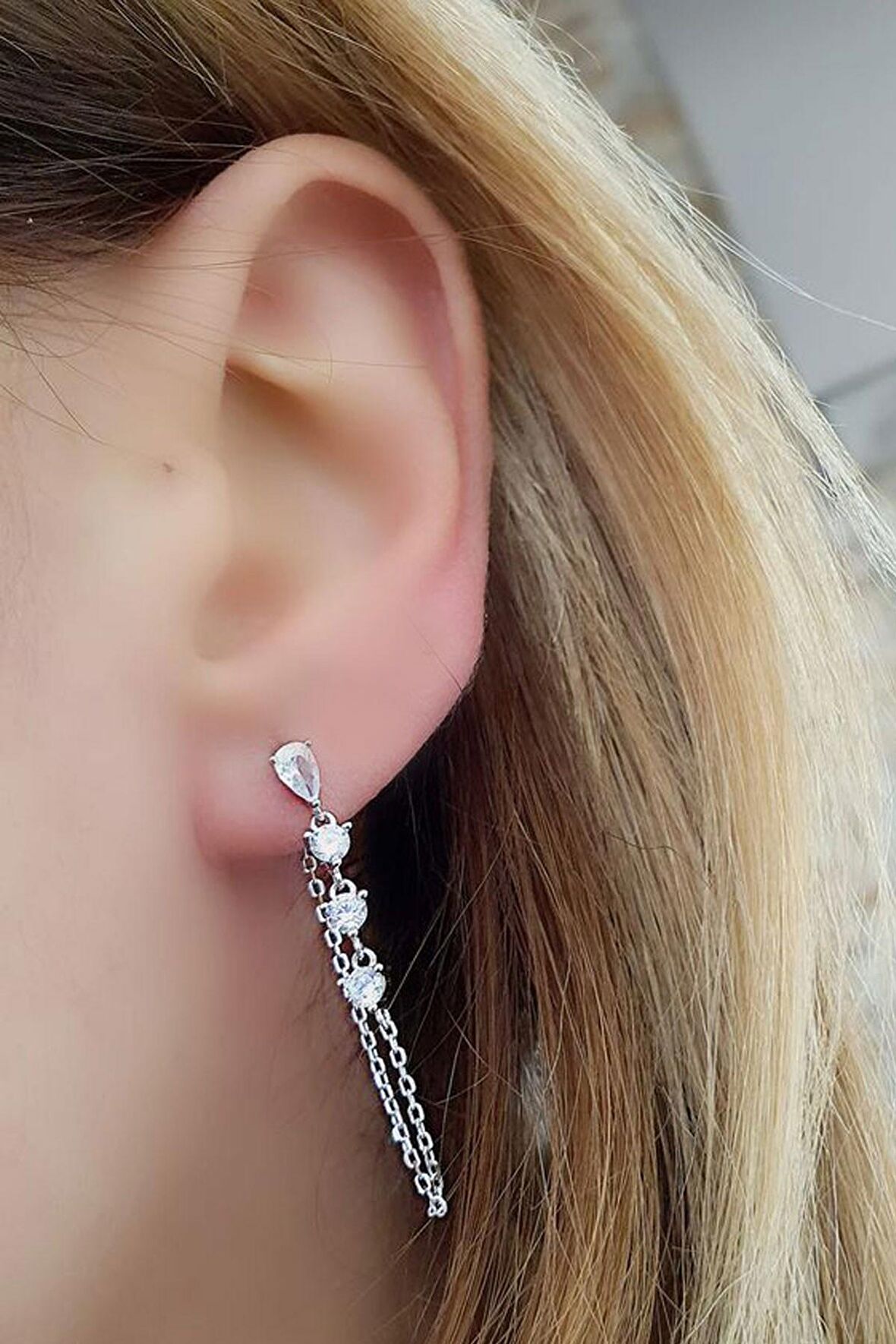 Pırlanta Işıltısında Zirkon Taşlı 925ayar Gümüş Tek Zincir Küpe