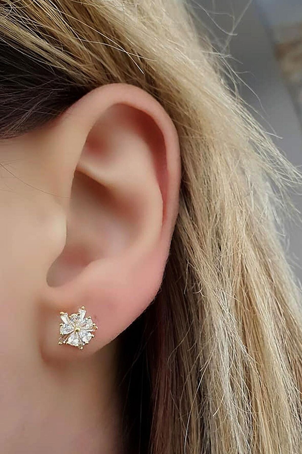 Pırlanta Işıltısında Zirkon Taşlı İtalyan Baget Çiçek Tasarım Küpe