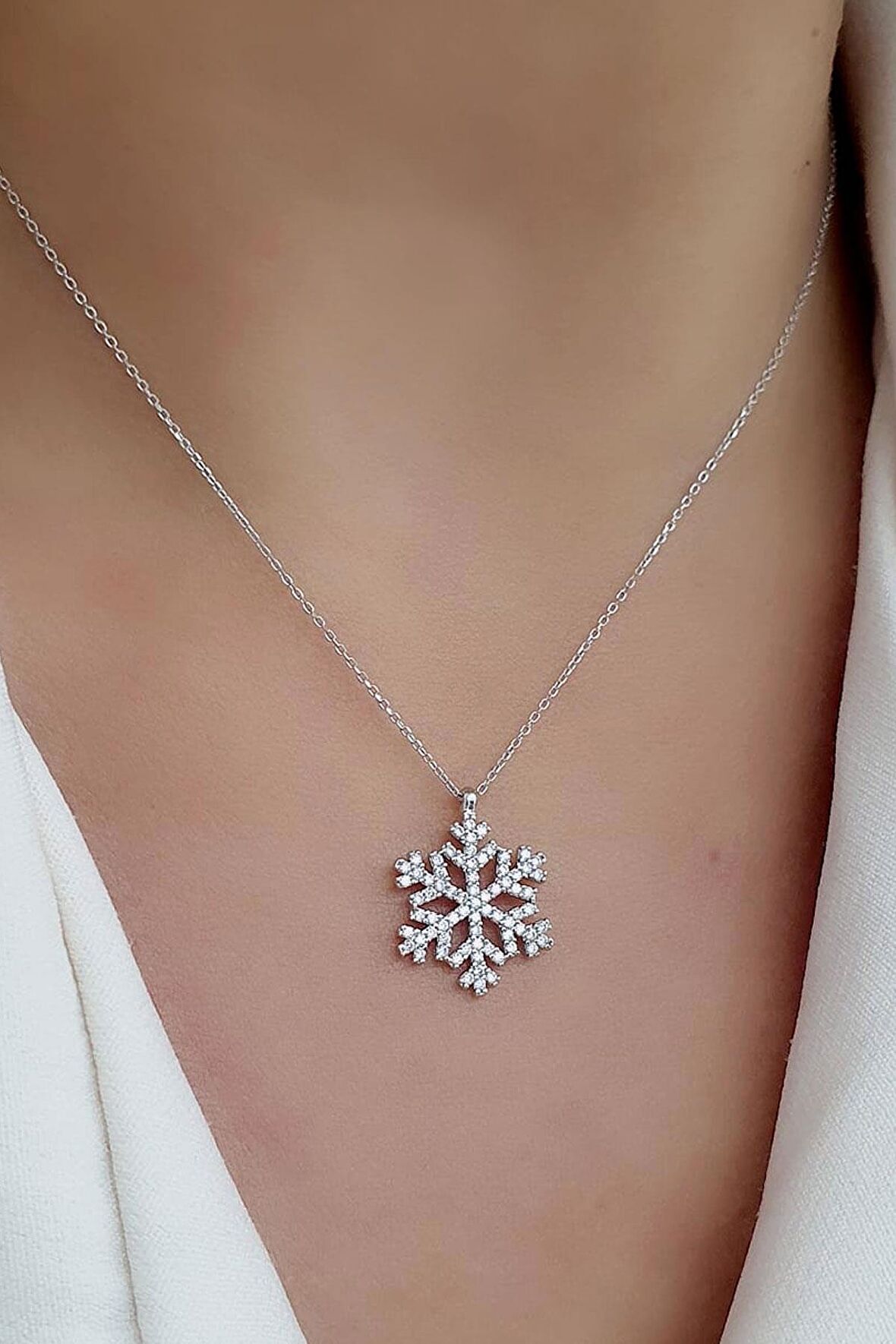 Pırlanta Parlaklığında Zirkon Taşlı 925 ayar Gümüş Kar Tanesi Kolye