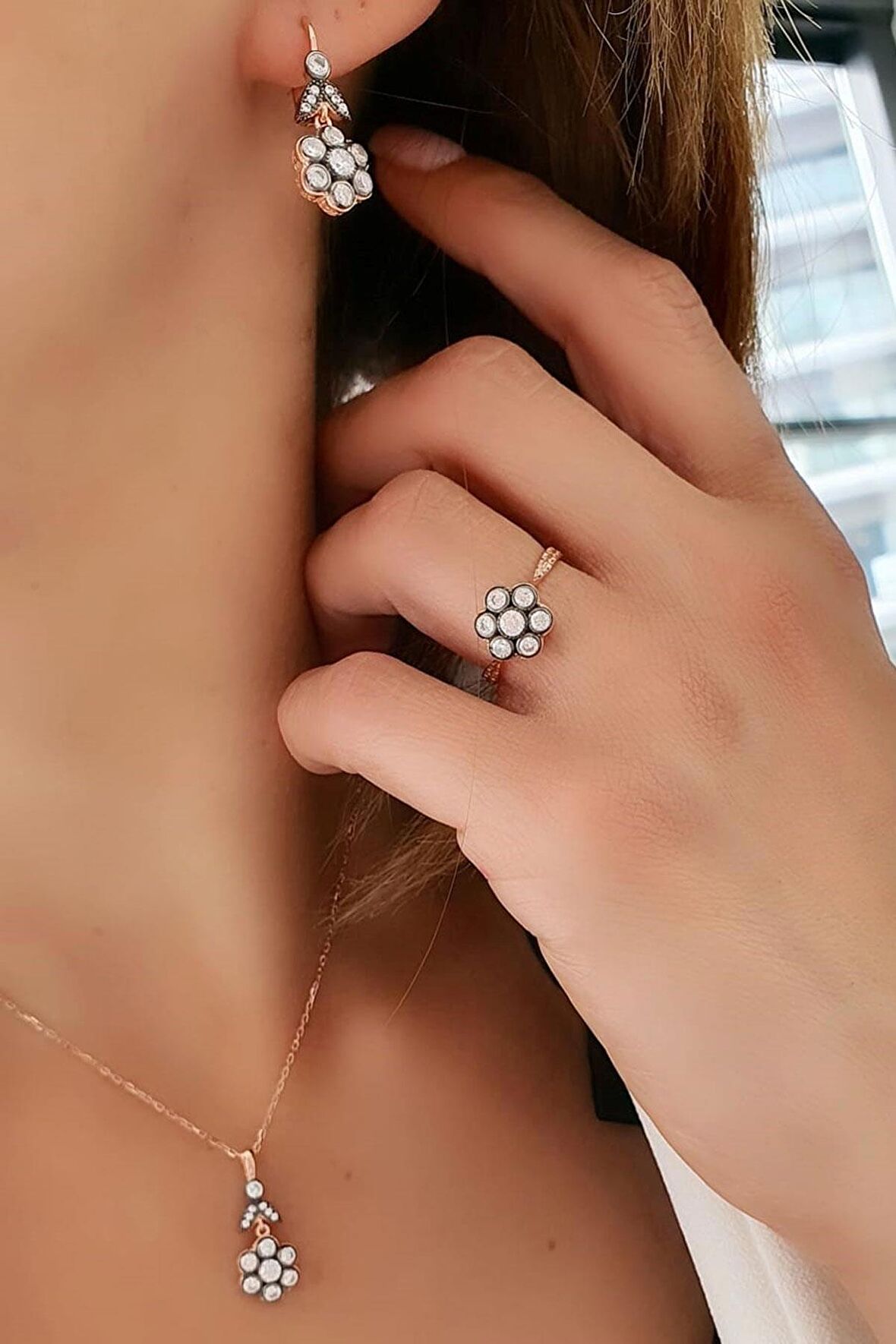 Elmas İşçiliği Zirkon 925ayar Gümüş Üzerine Rose Altın Kaplama  Gül Set Takım