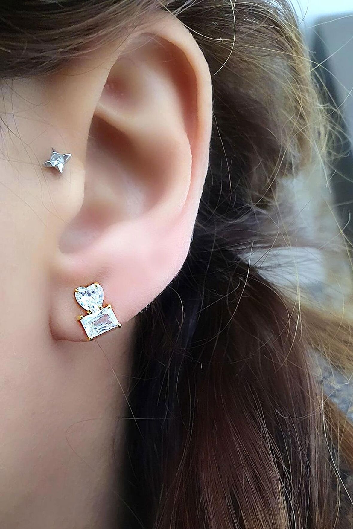 Pırlanta Parlaklığında Zirkon Taşlı 925ayar Gümüş Üzerine Altın Kaplama Tasarım Kalp Baget Küpe