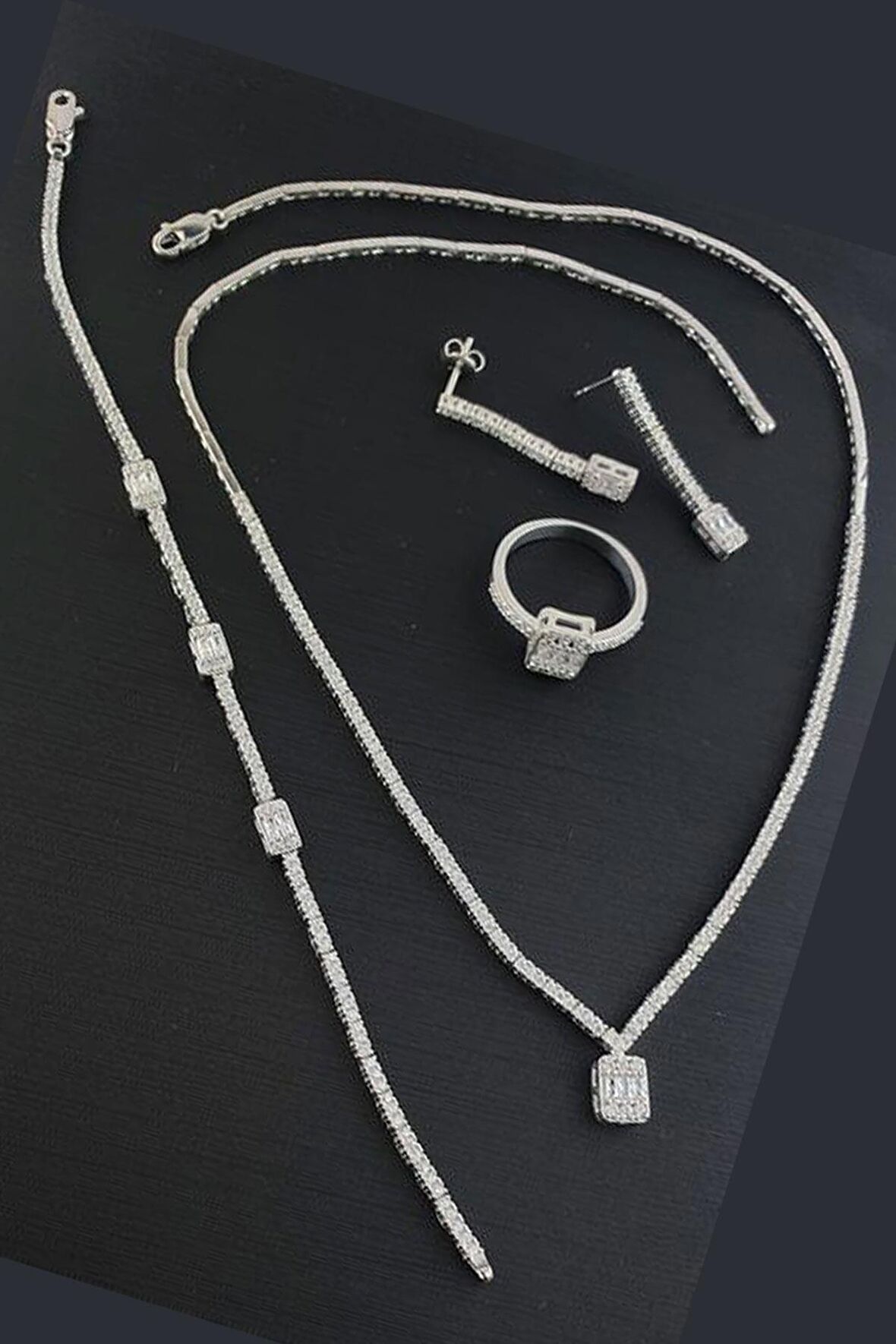 Pırlanta Parlaklığında Zirkon Taşlı baget 925ayar Gümüş Set Takım