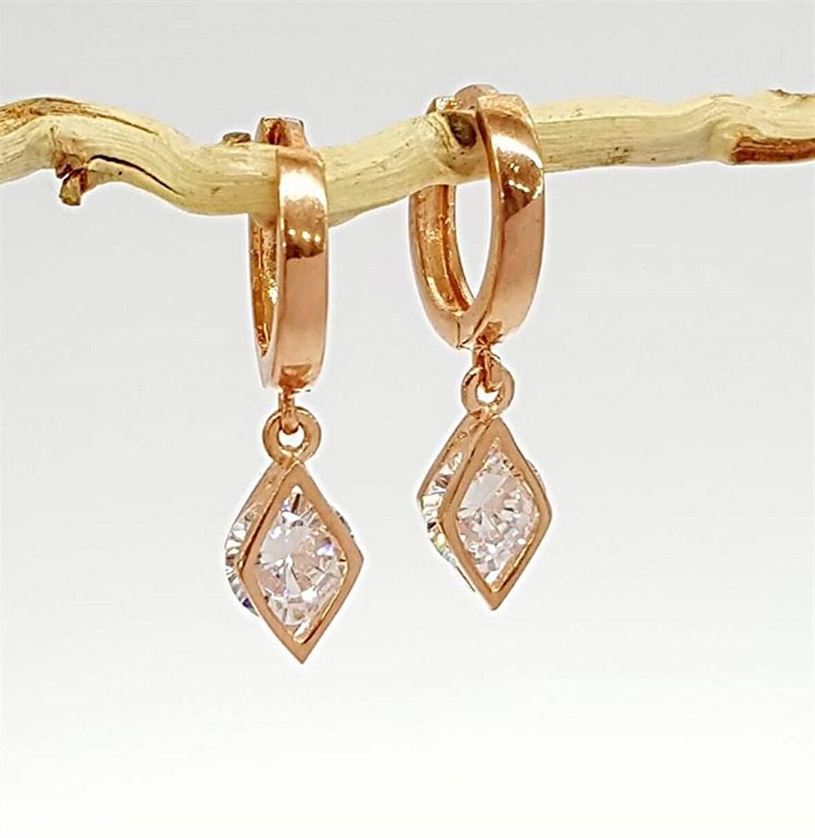 Pırlanta Işıltısında Özel Kesim Zirkon Gümüş Rose Küpe