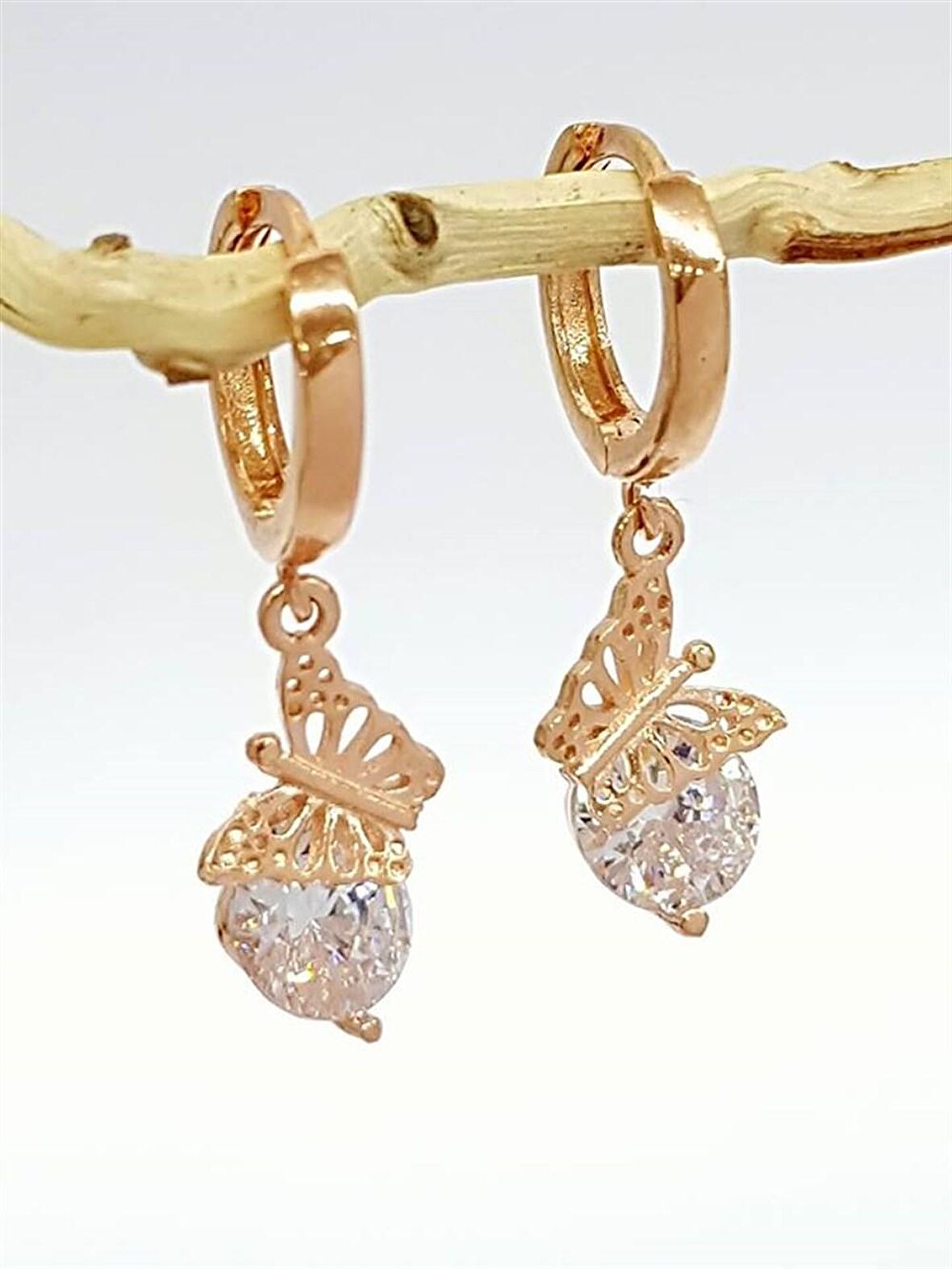 Pırlanta Işıltısında Özel Kesim Zirkon Gümüş Rose Kelebek Küpe