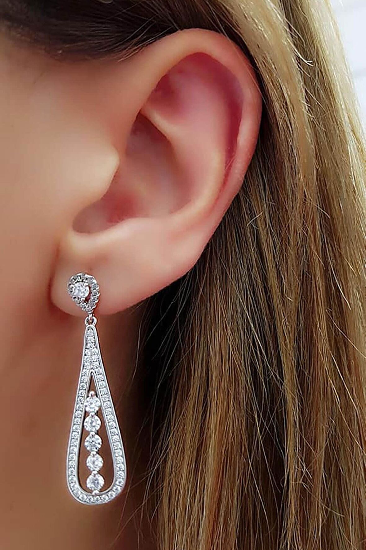 pırlanta ışıltısında lüks taşlı gümüş küpe