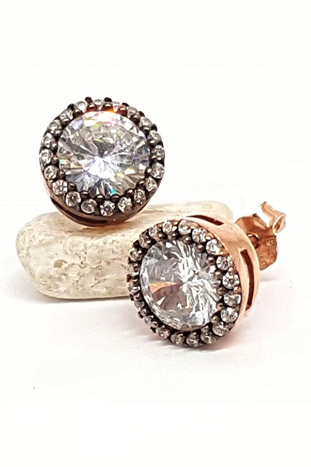 Orta boy elmas isciliginde gumus tek tas kupe