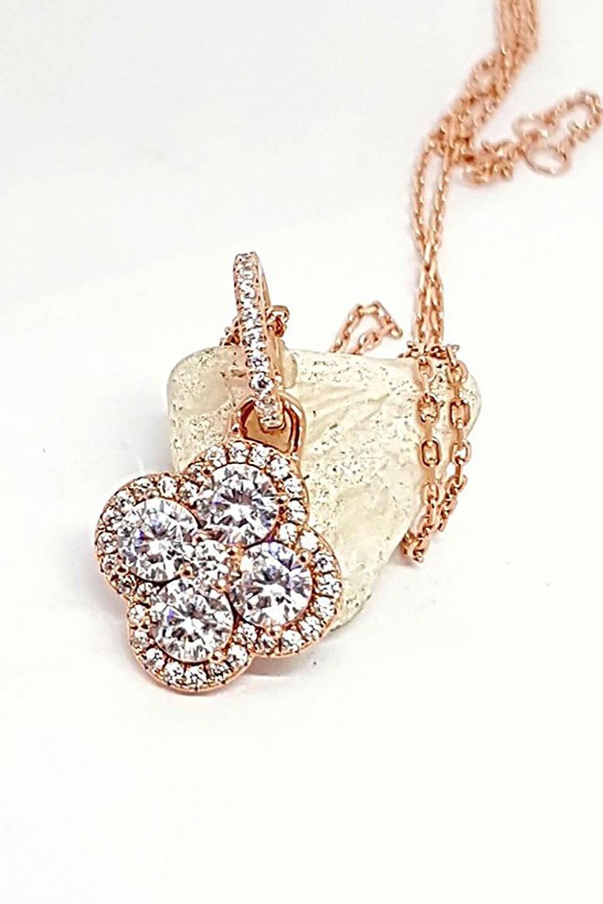 Yonca Figürlü Swarovski Taşlı Gümüş Bayan Kolye 