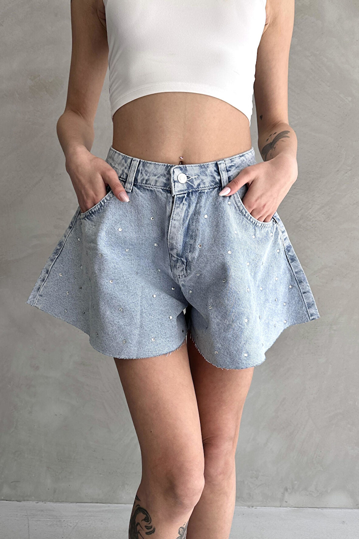 Taş Detaylı Dikişsiz Geniş Paça Denim Şort