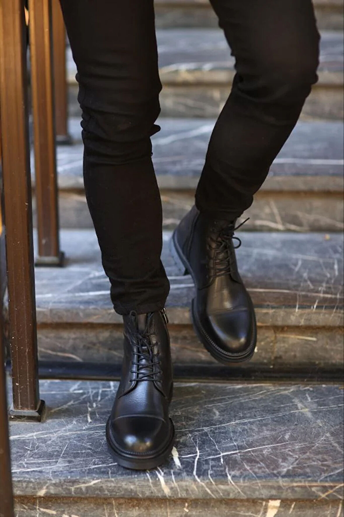 Serhat Özköroğlu - Siyah Erkek Bot Siyah