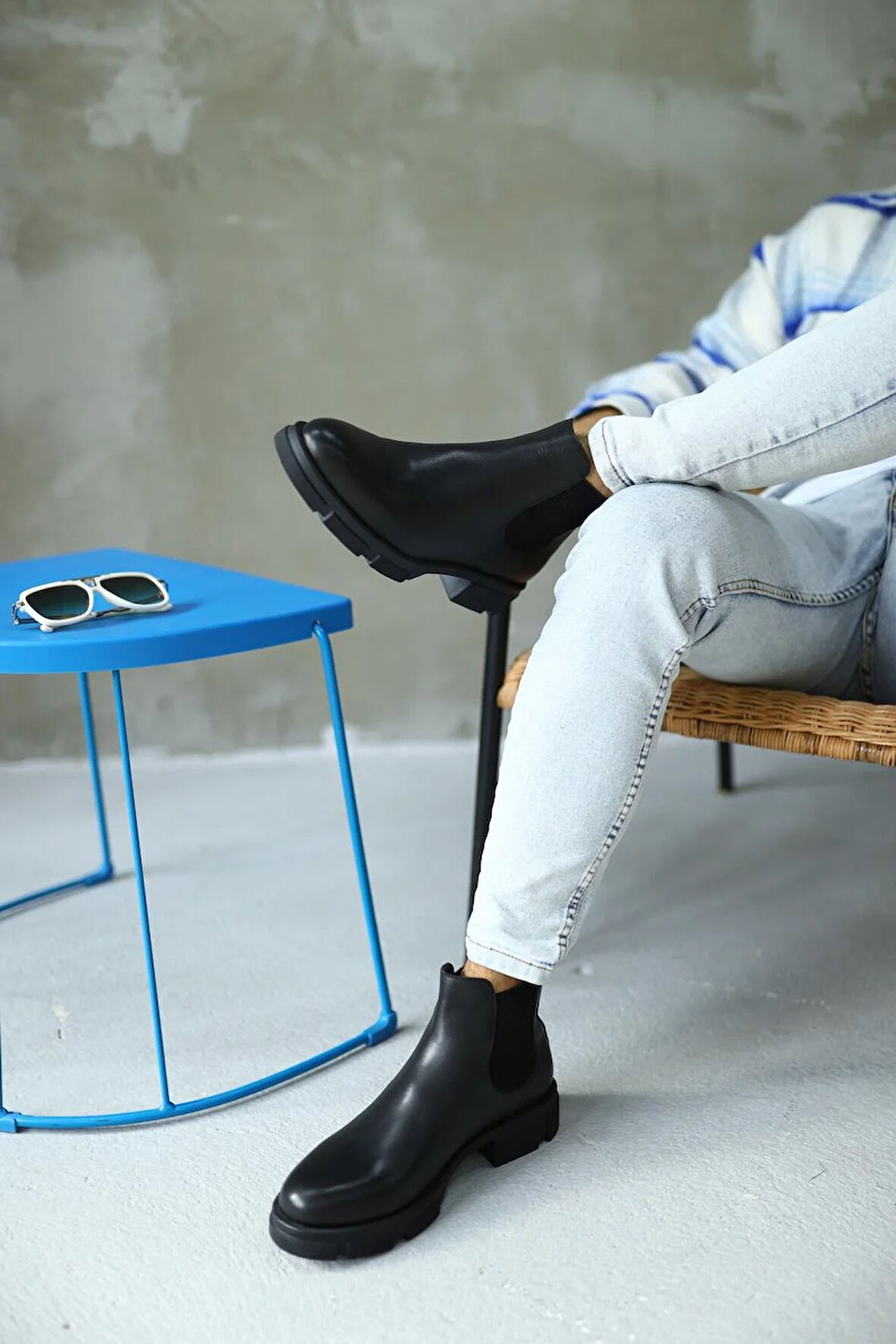 Serhat Özköroğlu - Siyah Erkek Bot Siyah