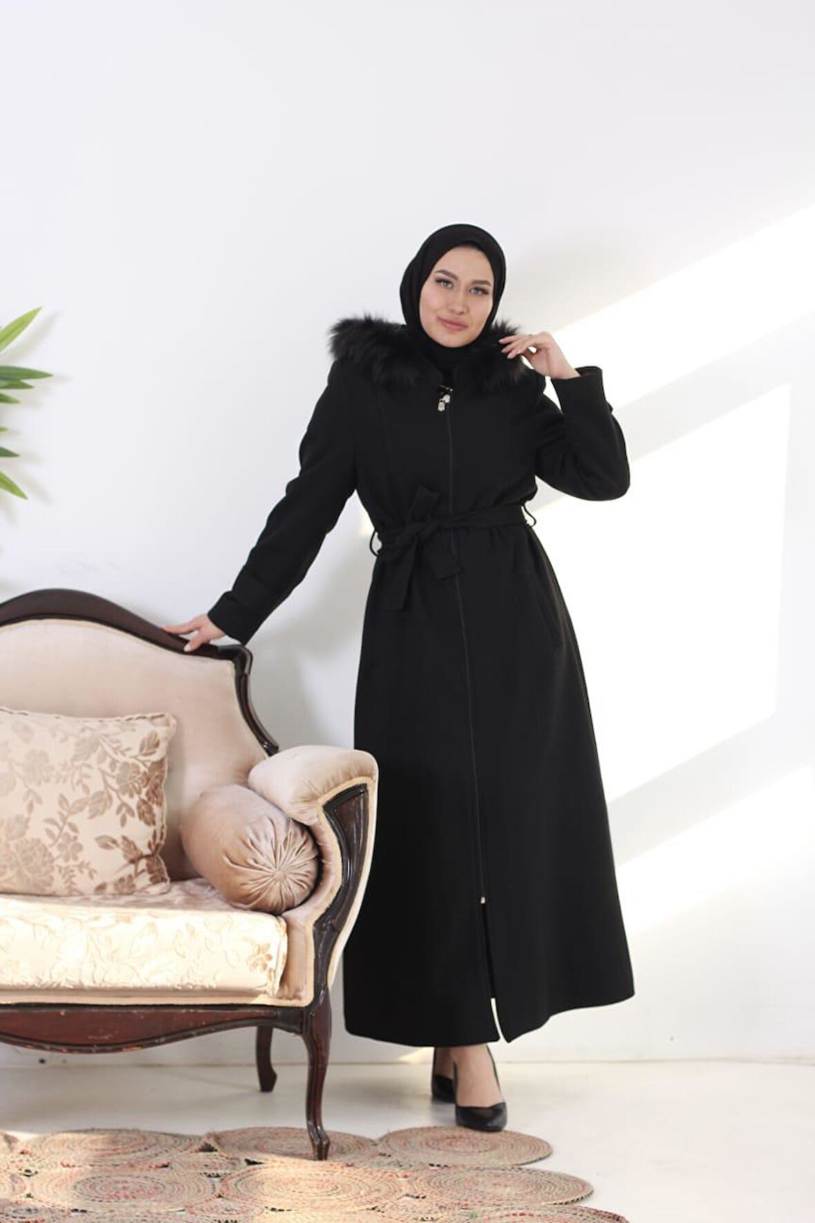 ESNUR Yakası Seyyar Kürklü Bayan Uzun Kaşe Siyah