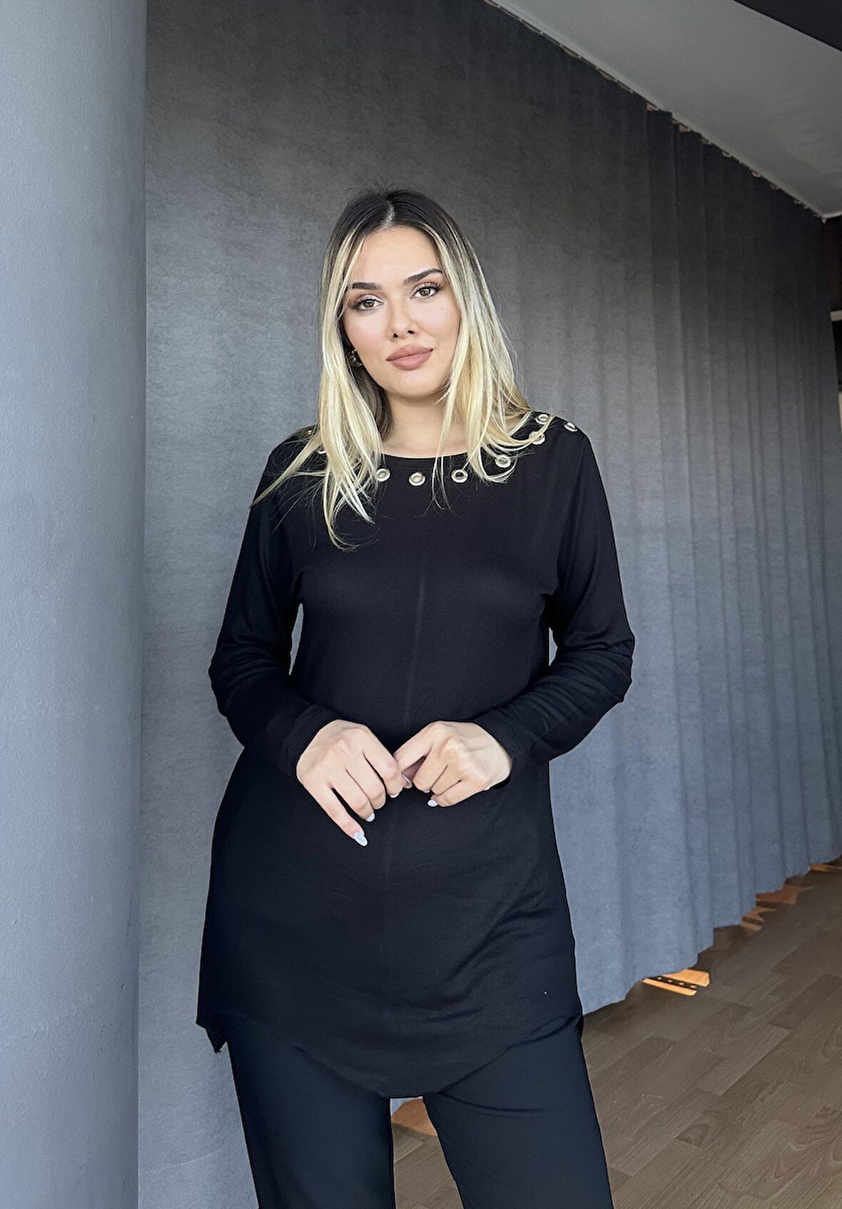 KUŞGÖZLÜ KAYIK YAKA TUNİK ÇİLEK TRİKO-SİYAH