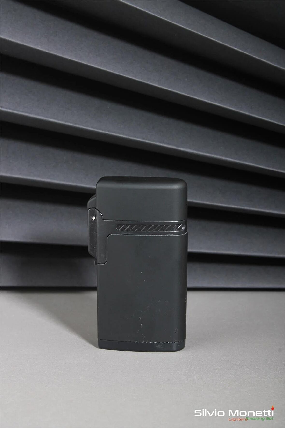 Siyah Kapaklı Özel Tasarım Gazlı Çakmak 24CSM913R01