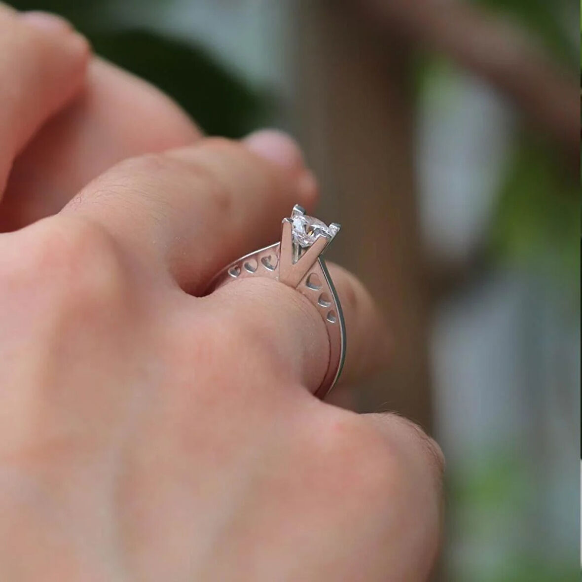 Starlight Diamond Yanları Kalpli Tek Taş Gümüş Yüzük