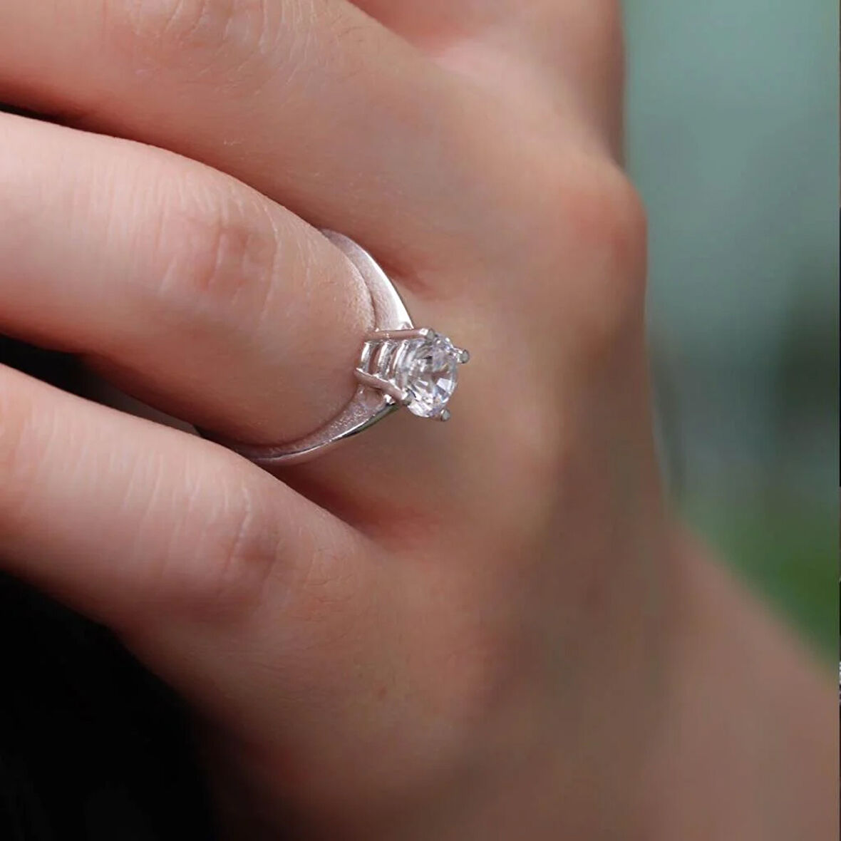 Starlight Diamond Yuvarlak Kesim Tek Taş Gümüş Yüzük