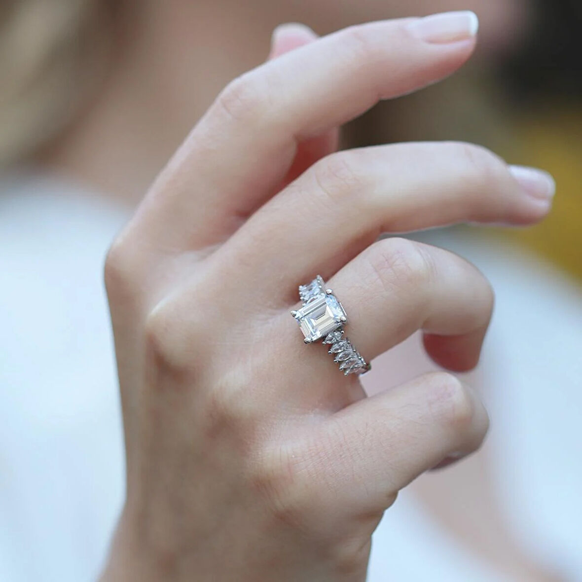 Ortası Baget Taşlı Mini Mekik Modeli Starlight Diamond Gümüş Yüzük