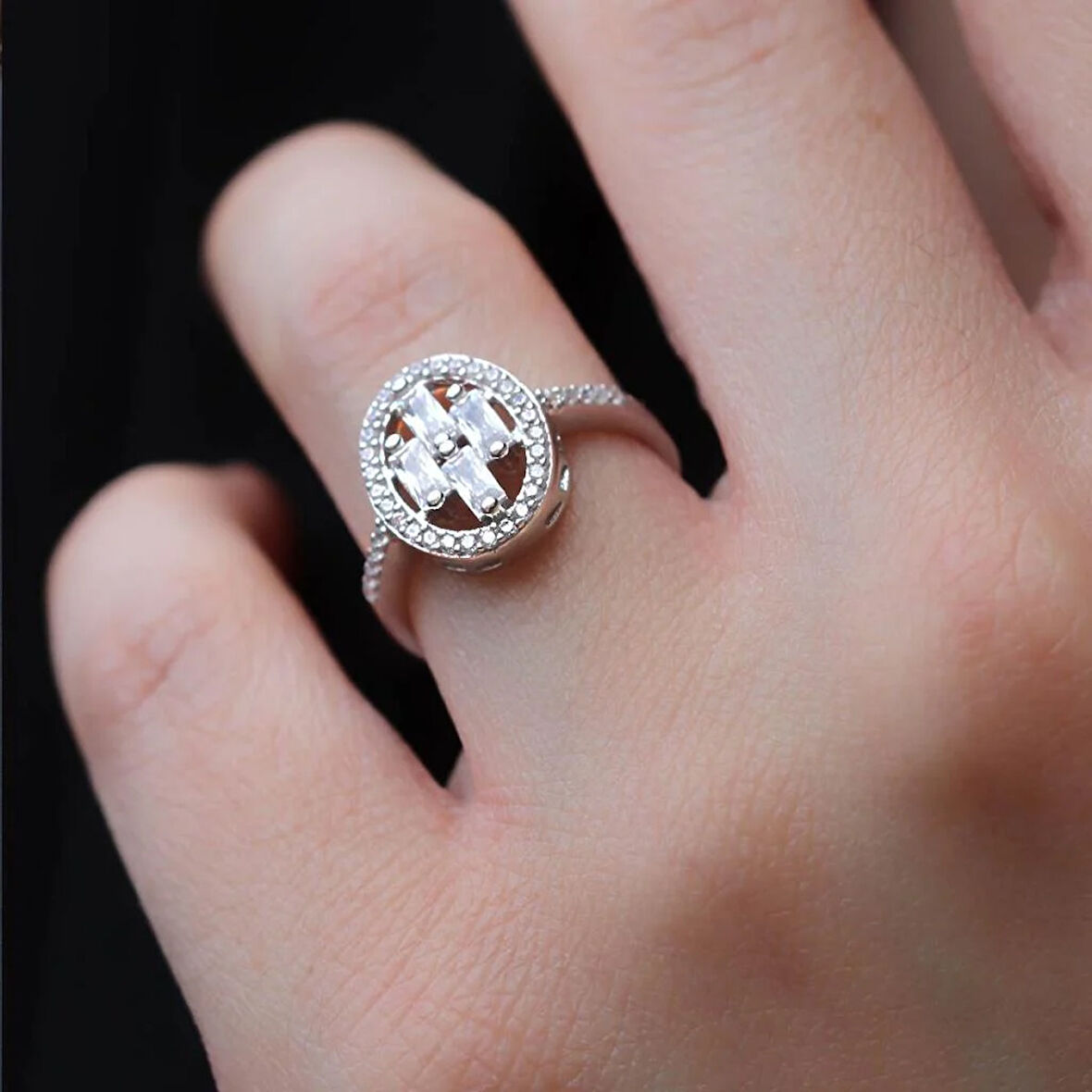 Starlight Diamond Elips Zirkon Taş Ortası 4 Baget Pırlanta Montür Gümüş Yüzük