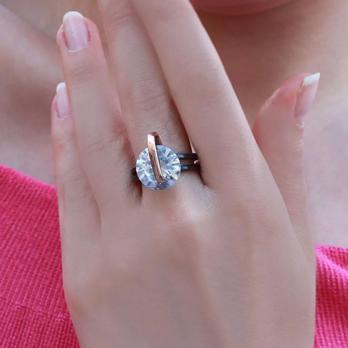 Zirkon Taşlı Yuvarlak Gold Çizgili Gümüş Yüzük