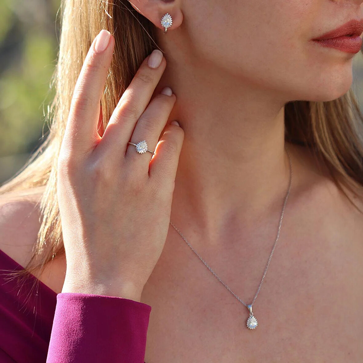 Etrafı Pırıltılı Taşlarla Çevirili Damla Montür Sky Diamond Gümüş Set