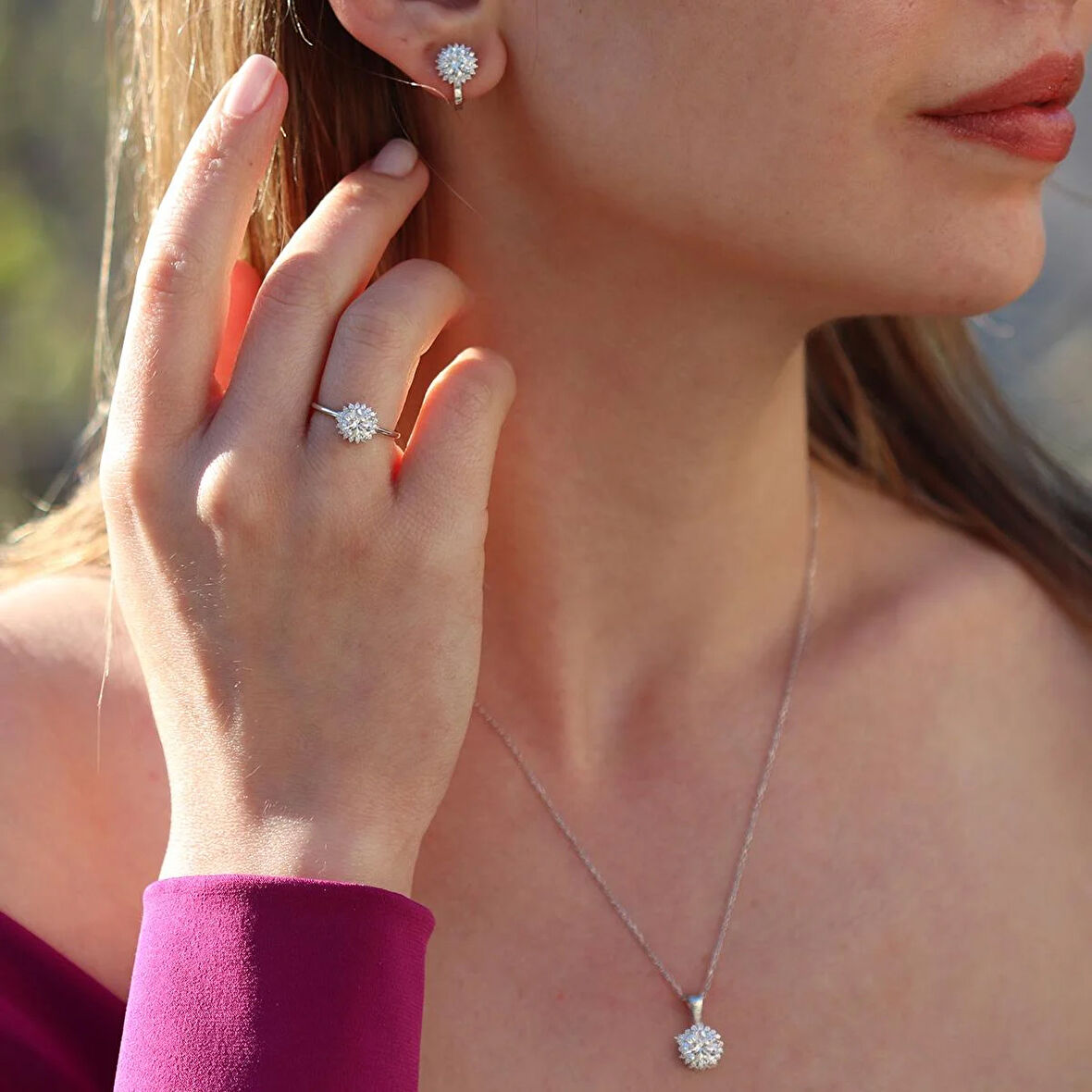 Etrafı Pırıltılı Taşlarla Çevrili Yuvarlak Montür Sky Diamond Gümüş Set