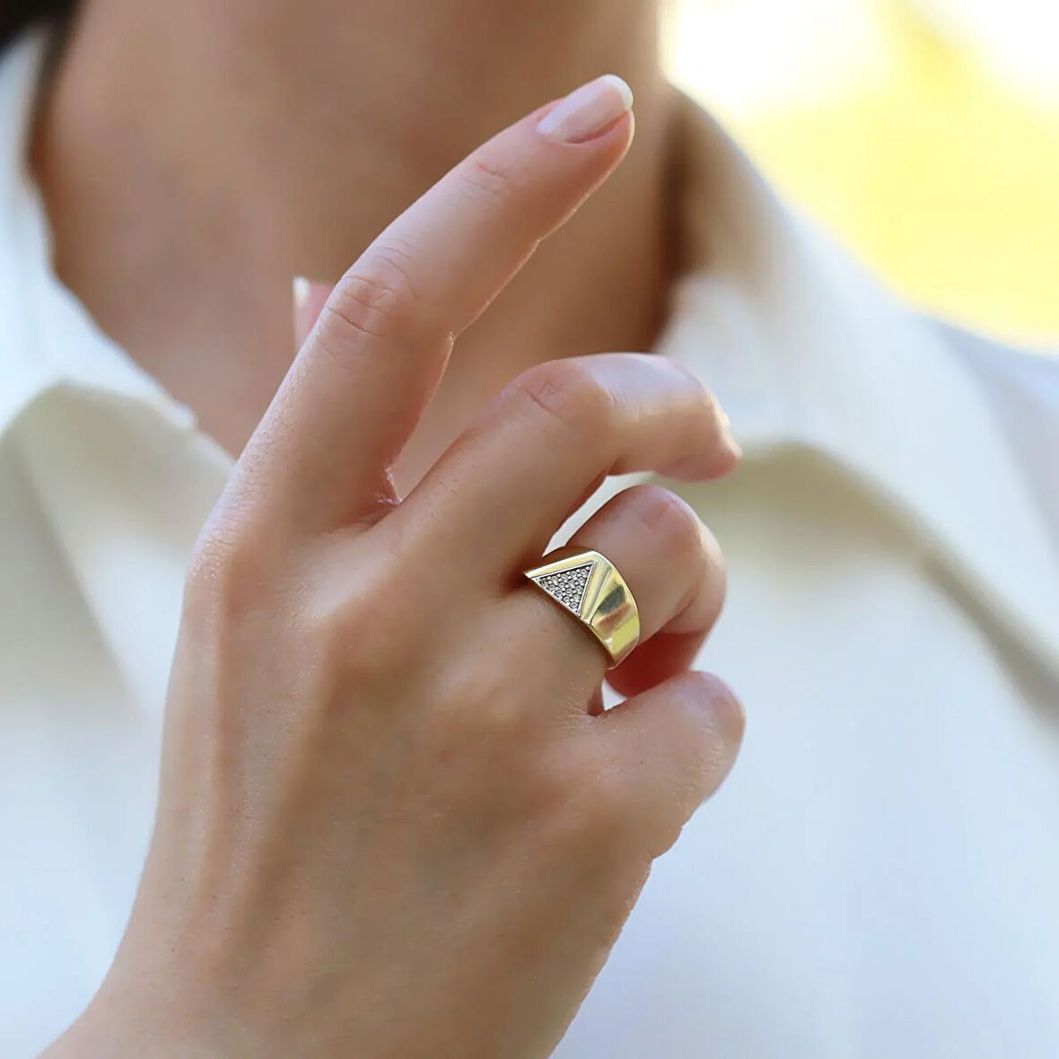 Üçgen Taşlı Gold Ayarlanabilir Gümüş Yüzük
