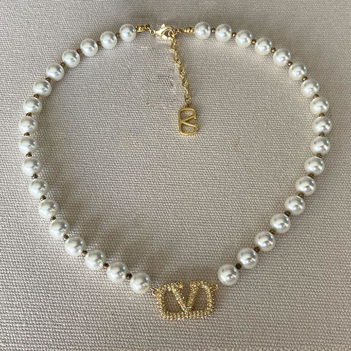 V Taşlı Çelik İnci Kolye