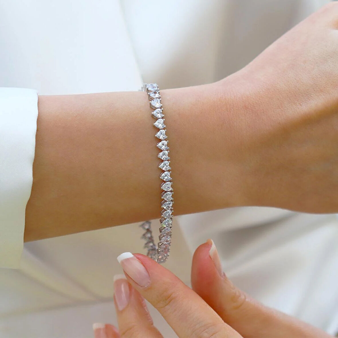 Kalpli Su Yolu Zirkon Taşlı Gümüş Bileklik