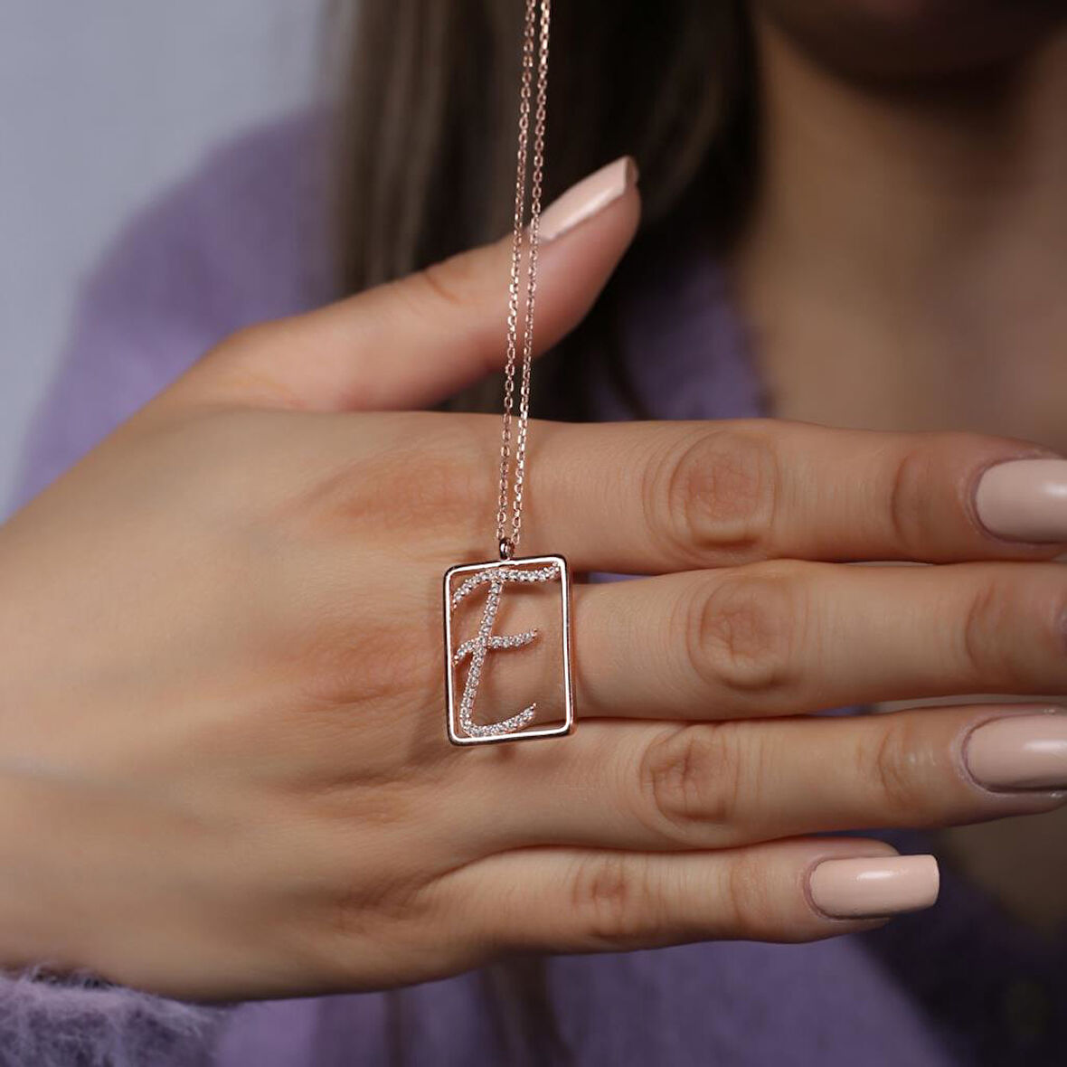 E Harfi Zirkon Taşlı Rose Gold Kaplama Çerçeveli Gümüş Kolye