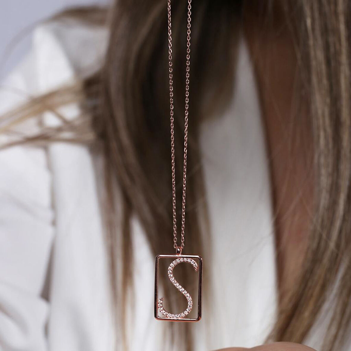S Harfi Zirkon Taşlı Rose Gold Kaplama Çerçeveli Gümüş Kolye